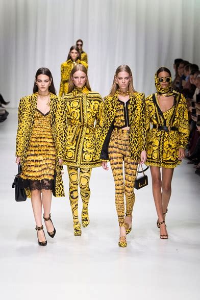 completo versace nero e oro|Nuova collezione di vestiti da donna di Versace su FARFETCH.